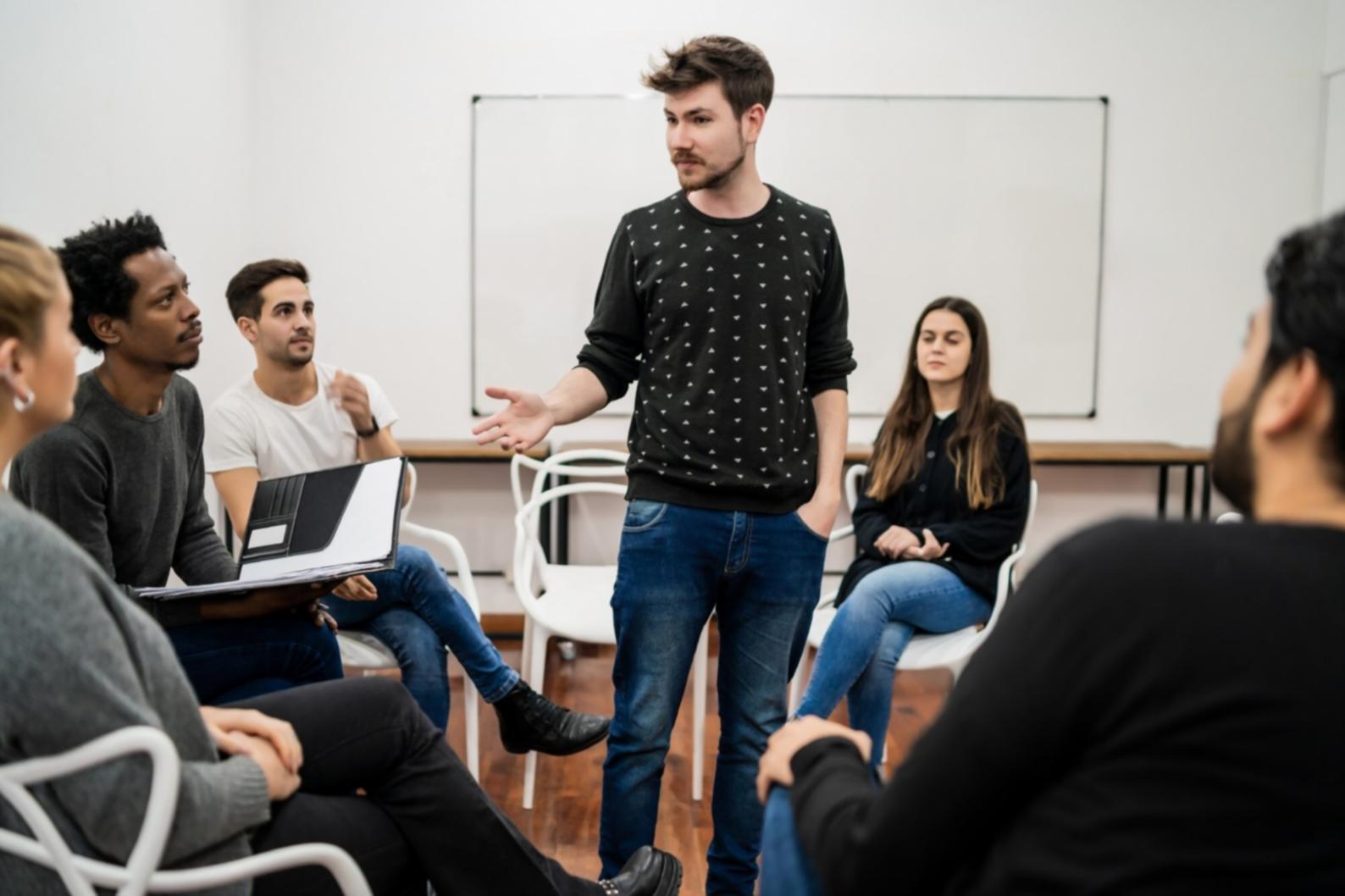 Équipe lyracyraose travaillant sur les programmes de formation budgétaire